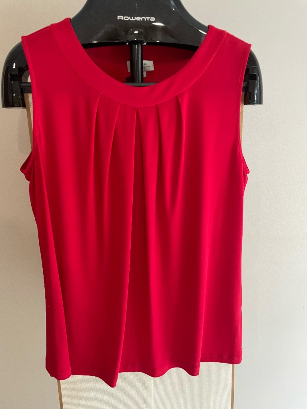 Tahari Arthur S. Levine Sleeveless Pleated Blouse – 1X – Red